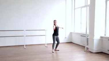 Büyük parlak bir stüdyoda dans eden kız. Dansçı eğitimi