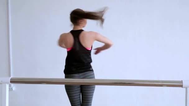 Meisje Dansen Een Grote Lichte Studio Danser Training — Stockvideo