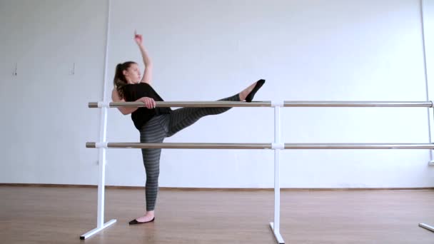 女孩在一个大明亮的工作室跳舞 舞者训练 — 图库视频影像