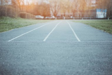 Çizgilerle asfalttan gelen yol. İş hayatında bir yol seçme kavramı. Tüm yollar ücretsiz ve rekabet olmadan. Öncesinde başarı olarak güneş ışığı öncesinde.