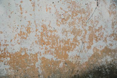 Duvarda beton ve alçı dokusu. Betonda eski alçı lekeleri var. Eski beton duvar ve sıva dokusu.