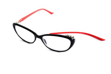 Beyaz arka planda kırık gözlükler. Optik onarım kavramı, görme bozukluğu. Vizyon restorasyonu.