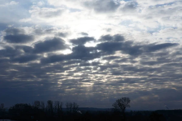 Os raios do sol através das nuvens acima da floresta. Nuvens escuras ao nascer do sol na Sibéria. Paisagem siberiana . — Fotografia de Stock