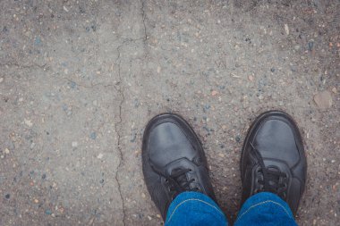 Kaldırımda erkek deri ayakkabılar, üst görünüm. Sol üstteki metin için yer.