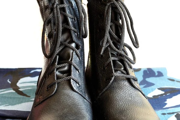 Tali sepatu di sepatu tentara hitam close-up di latar belakang putih . — Stok Foto
