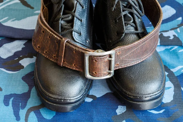 Botas del ejército y cinturón del ejército en tela de camuflaje azul. overoles para el soldado . —  Fotos de Stock