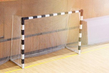 Spor salonunda küçük bir futbol golü. Mini futbol için boş kapılar.