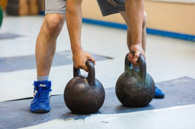 Ağırlık kaldırma da atlet. 24 kg'lık iki ağırlık.