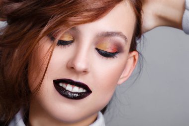 Yaratıcı makyaj. Siyah ruj ile güzel genç moda kız. Stüdyo poz koyu parlak makyaj ile Glamorous modeli.