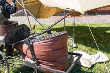 Forge. Demirci aleti. Eski demircinin el fırını. Metalin eski yöntemle ısıtılması. Ateş ve metal.