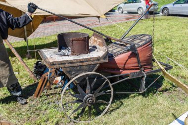 Forge. Demirci aleti. Eski demircinin el fırını. Metalin eski yöntemle ısıtılması. Ateş ve metal.