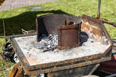 Forge. Demirci aleti. Eski demircinin el fırını. Metalin eski yöntemle ısıtılması. Ateş ve metal.