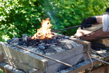 Forge. Demirci aleti. Eski demircinin el fırını. Metalin eski yöntemle ısıtılması. Ateş ve metal.