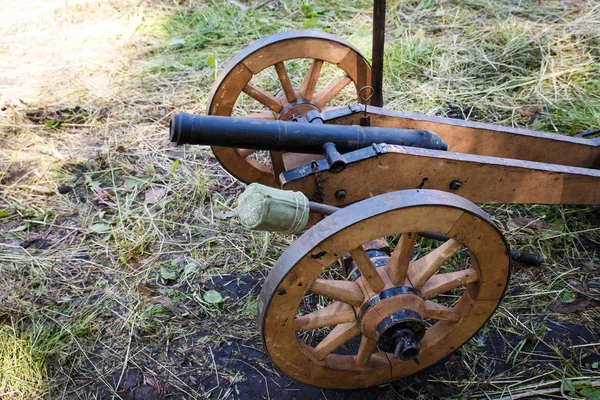 1812 년 바퀴에 오래된 총. 바퀴에 대포 요새 총. 소형 칼리버 — 스톡 사진