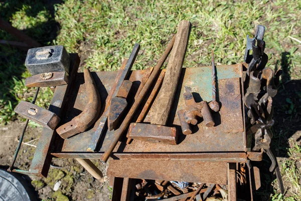 Schmiede. Schmiedewerkzeug. handgefertigtes antikes Werkzeug für die Schmiedekunst. — Stockfoto