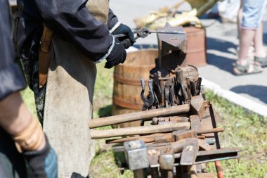 Forge. Demirci aleti. Demircilik için el yapımı antika alet.
