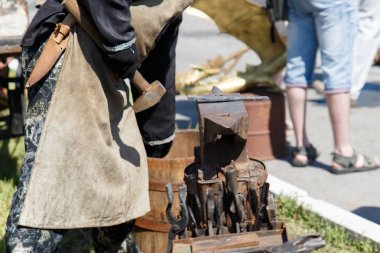 Forge. Demirci aleti. Demircilik için el yapımı antika alet.