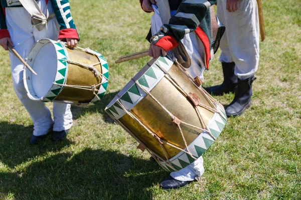 Uniform of soldiers during the Russian-French war of 1812. The guns and drums of 1812. — Stock Photo, Image