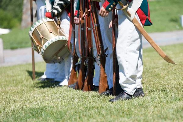 Uniform of soldiers during the Russian-French war of 1812. The guns and drums of 1812. — Stock Photo, Image