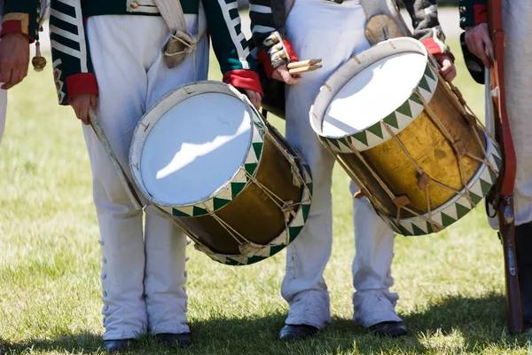 Uniform of soldiers during the Russian-French war of 1812. The guns and drums of 1812. — Stock Photo, Image