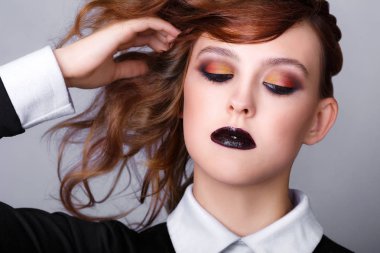 Yaratıcı makyaj. Siyah ruj ile güzel genç moda kız. Stüdyo poz koyu parlak makyaj ile Glamorous modeli.