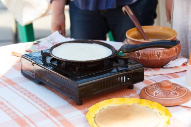 Krep pişiriyorum. Gaz sobasında tavada krep kızartmak. Rus gözleme.
