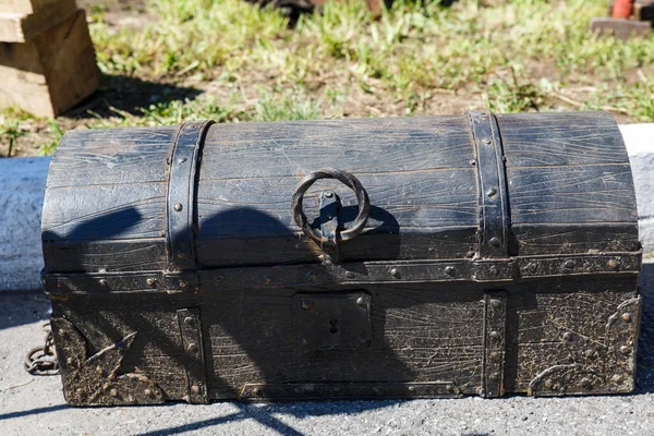 Große schwarze Metalltruhe. alte Metallkiste — Stockfoto