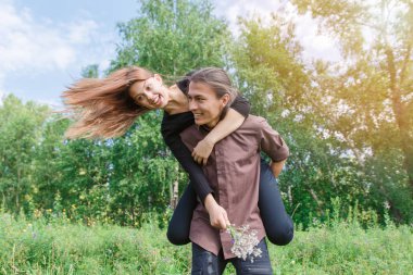Park'ta yürüyüşte çok dilli bir çift sevgi dolu. Aşık ve çok neşeli bir çift. Kız bir adam sürme.