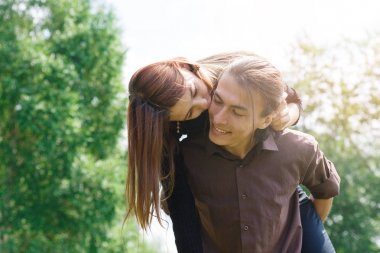 Doğada bir yürüyüş eğlenceli seven çift. Adamın sırtında bir kız var..