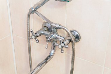 Banyoda musluk Montaj eski musluk. Krom musluklar ve mikser duş kireç.