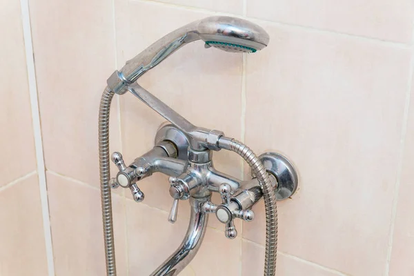 Old faucet the faucet Assembly in the bathroom. Limescale on chrome taps and mixer shower. — Stock Photo, Image