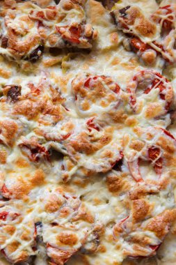 Fırında bir fırın tepsisine peynir sosu ile pişmiş sebze. Yukarıdan görünüm.