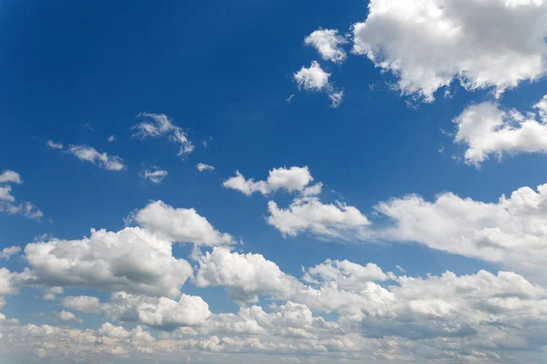 Viele weiße Wolken am blauen Himmel — Stockfoto