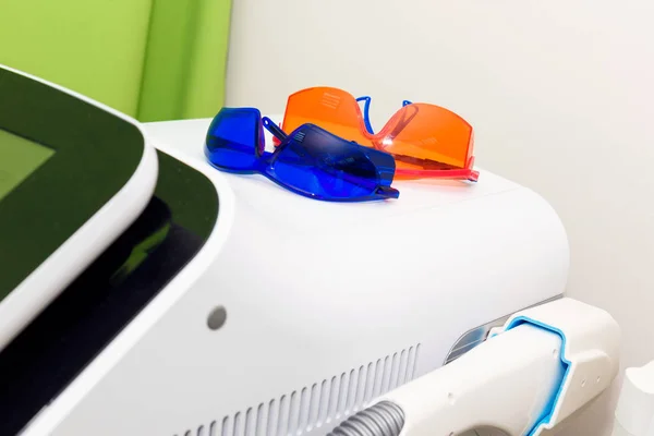 Gafas naranjas para depilación láser. Protección ocular contra los destellos . — Foto de Stock