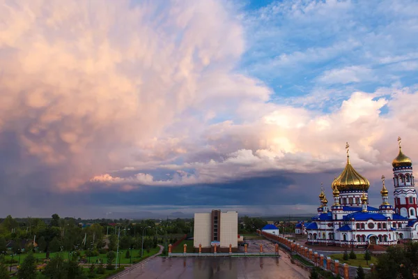Catedral Ortodoxa Russa da Natividade em Novokuznetsk contra um belo céu com belas nuvens e nuvens . — Fotografia de Stock