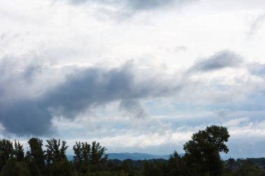 Gökyüzünde kalın güzel bulutlar ve bulutlar. Fırtına ve yağmur öncesi bulutlu hava.