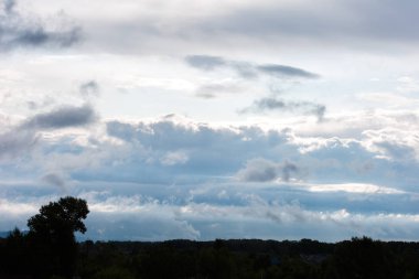 Gökyüzünde kalın güzel bulutlar ve bulutlar. Fırtına ve yağmur öncesi bulutlu hava.