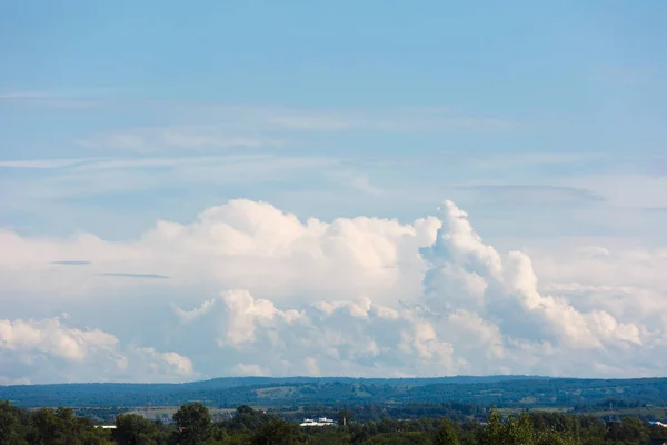 Große und dicke Wolken am Horizont. blauer Himmel mit dicken Wolken. — Stockfoto
