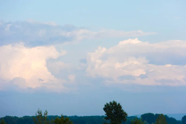 Vastag, szép felhők és a felhők az égen. Felhős idő a vihar és eső előtt. — Stock Fotó