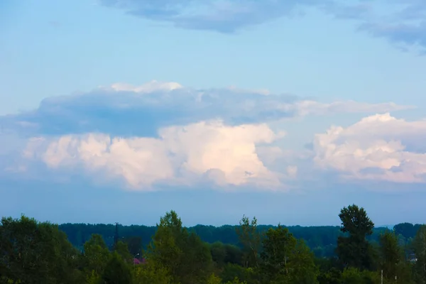 Vastag, szép felhők és a felhők az égen. Felhős idő a vihar és eső előtt. — Stock Fotó