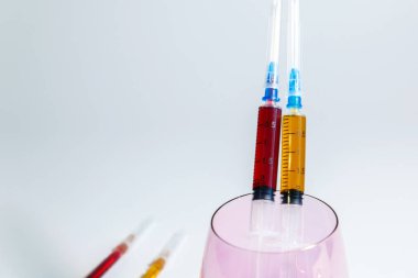 Kozmetik bilimi için renk enjeksiyonlu bir dizi tıbbi şırınga. Cilt tazeleme için güzellik uzmanının kokteyli. Kopyalama alanı