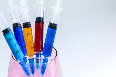 Kozmetik bilimi için renk enjeksiyonlu bir dizi tıbbi şırınga. Cilt tazeleme için güzellik uzmanının kokteyli. Kopyalama alanı