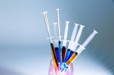 Kozmetik bilimi için renk enjeksiyonlu bir dizi tıbbi şırınga. Cilt gençleştirme için güzellik uzmanının kokteyli..