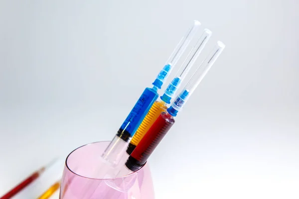 Conjunto de jeringas médicas con inyecciones de color para cosmetología. El coctel del esteticista para el rejuvenecimiento de la piel . —  Fotos de Stock