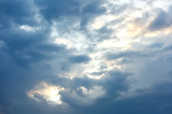 Dicke, schöne Wolken und Wolken am Himmel. bewölkt vor Sturm und Regen. — Stockfoto