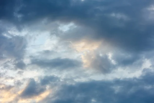 Dicke, schöne Wolken und Wolken am Himmel. bewölkt vor Sturm und Regen. — Stockfoto