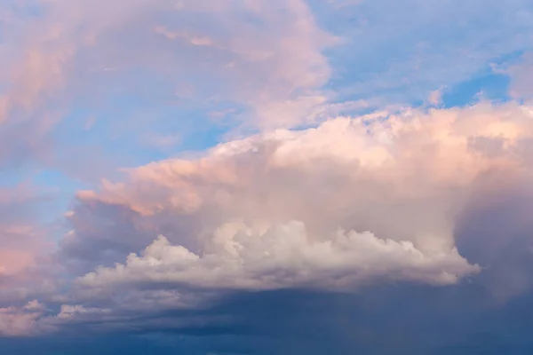 Dicke, schöne Wolken und Wolken am Himmel. bewölkt vor Sturm und Regen. — Stockfoto