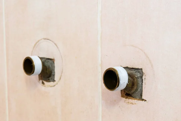 Der Installateur legt vor dem Einbau des Wasserhahns Teflonnahtgummiband auf das Gewinde. Nahaufnahme — Stockfoto