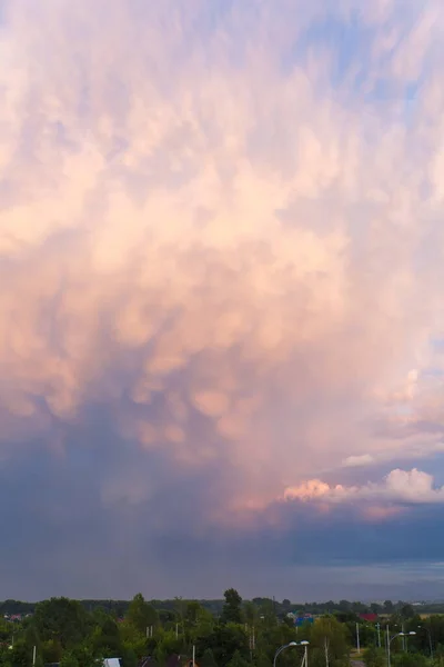 Große und dicke Wolken am Horizont. blauer Himmel mit dicken Wolken. Weicher Fokus — Stockfoto