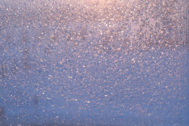 Kopya alanı olan soyut kış arkaplanı. Buz gibi desenlerin kış dokusu. Yumuşak odak ve güneş ışığı.